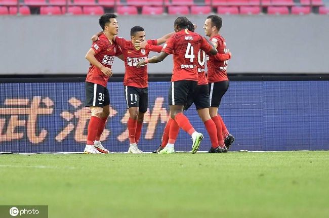 撅高两瓣羞耻扒开打屁股主人