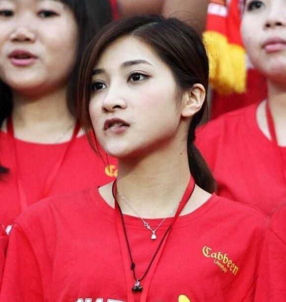 脱岳裙子从后面挺进去电